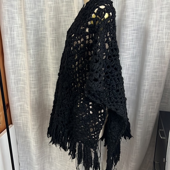 Elie Tahari Open Knit Cape - Picture 4 of 7